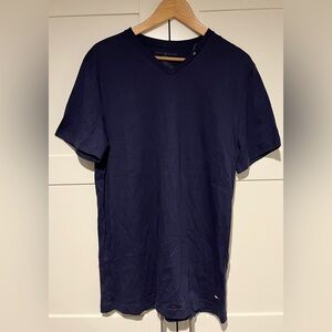 Tommy Hilfiger Men's Deep Blue V-Neck Tee Size M ( New without tags )